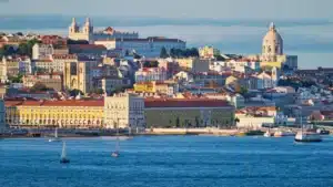 Les habitants de Lisbonne se plaignent du bruit des "discothèques flottantes".