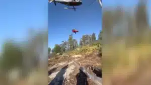 Les images du sauvetage du pompier blessé lors de la lutte contre le feu à Viseu.