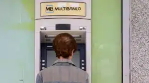 Les institutions bancaires impliquées dans le 'cartel' bancaire vont au parlement.