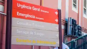 Les médecins exigent des incitations et critiquent la "roulette russe" dans les urgences.