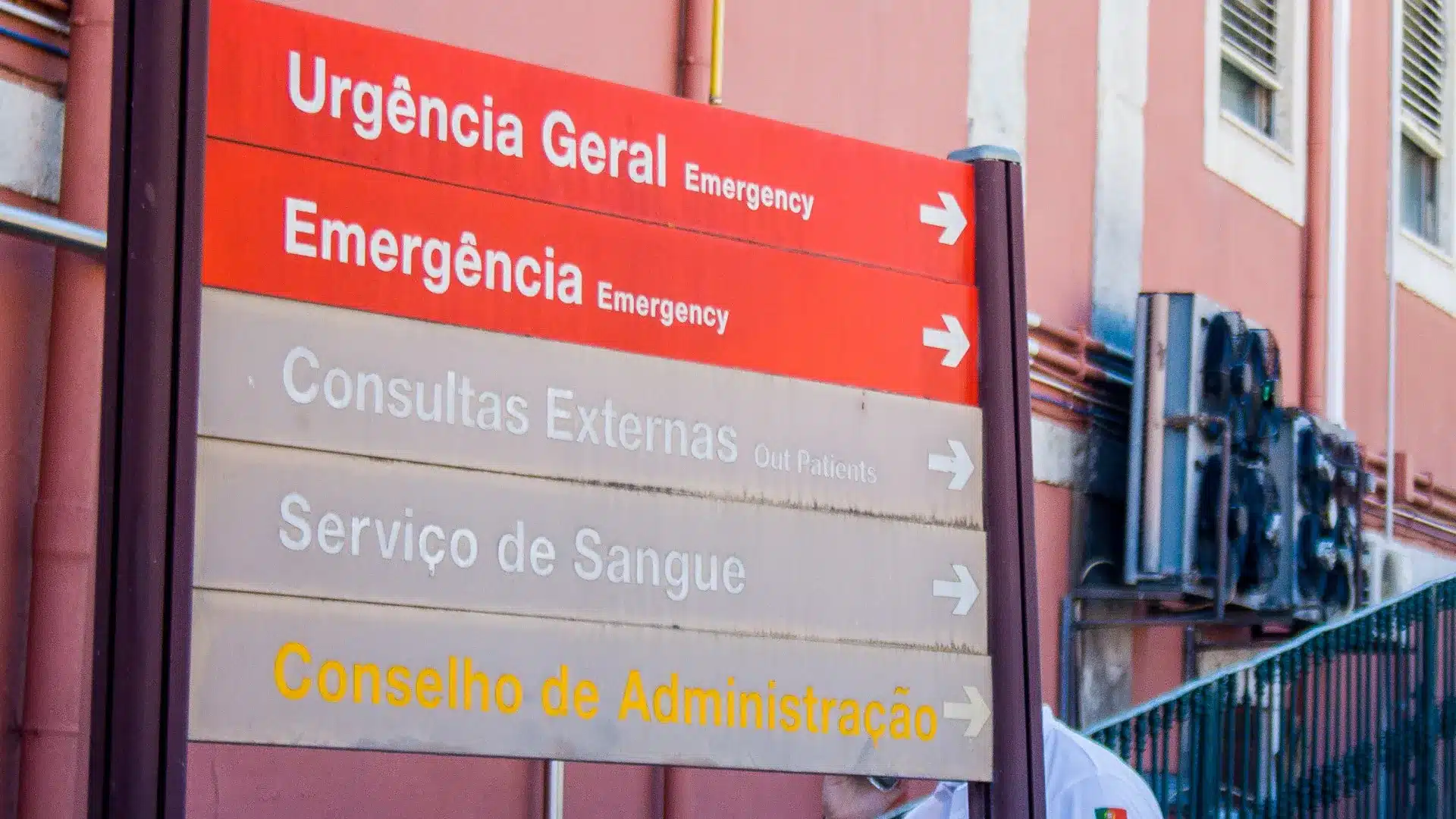 Les médecins exigent des incitations et critiquent la "roulette russe" dans les urgences.