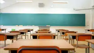 Les parents veulent que l'école de Horta ouvre plus tôt pour laisser leurs enfants.