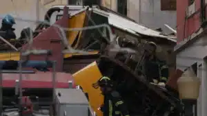 Les pompiers continuent à évacuer les victimes de l'ascenseur de la Glória.