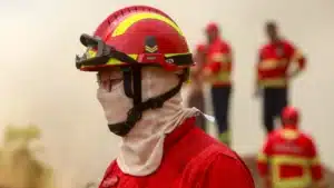 Les pompiers parviennent à maîtriser l'incendie à Seia avec l'aide de la pluie.