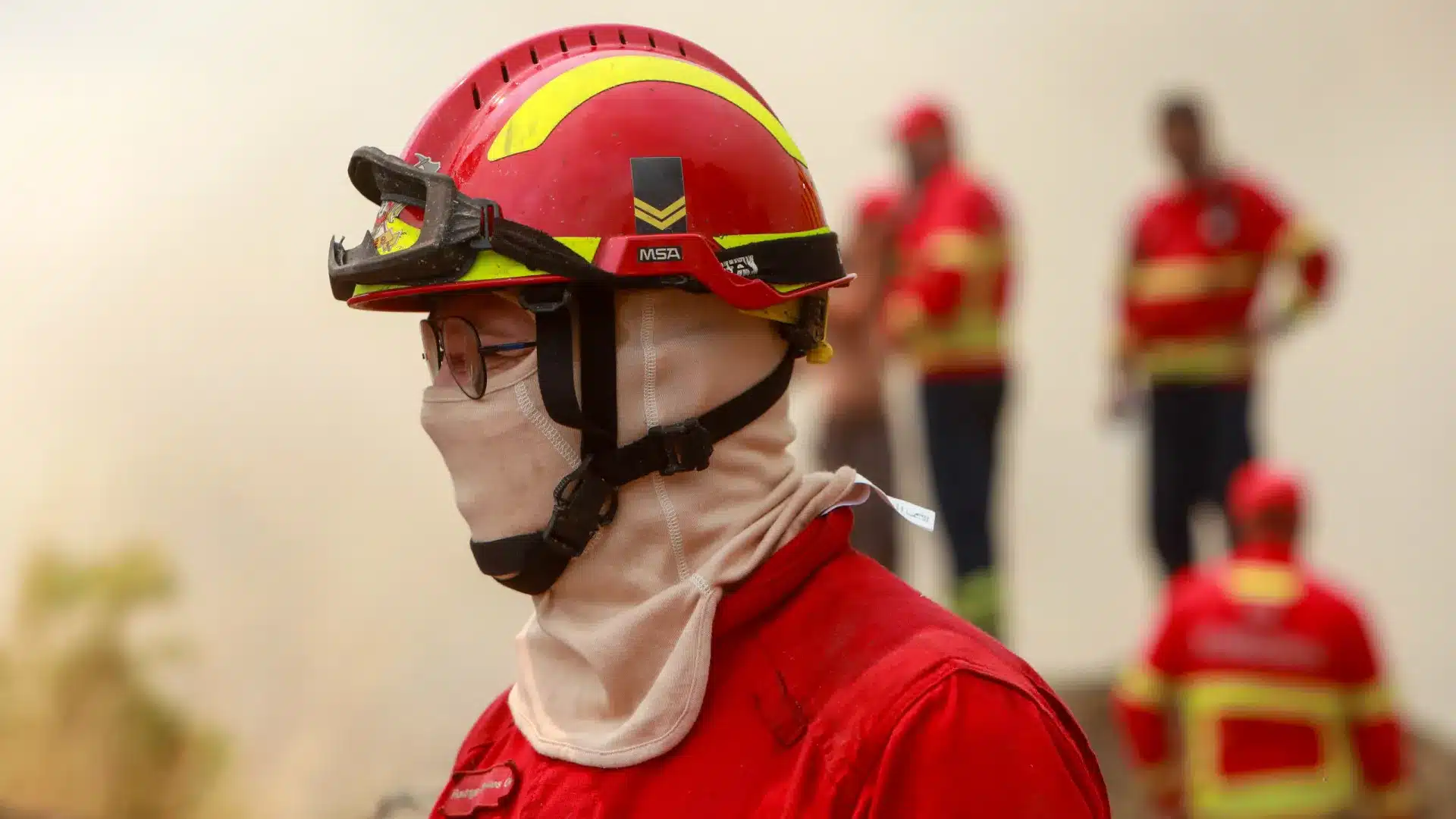 Les pompiers parviennent à maîtriser l'incendie à Seia avec l'aide de la pluie.