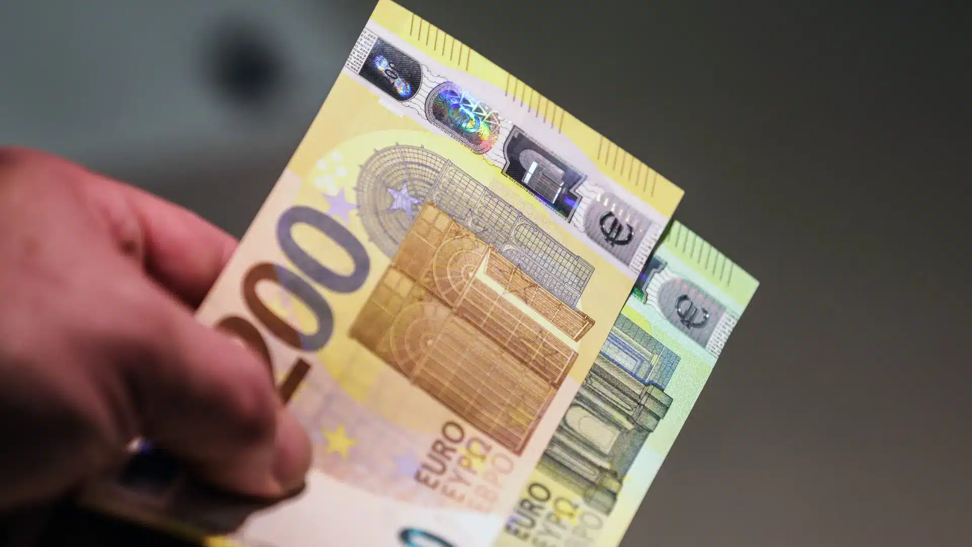 Les taux d'intérêt des dépôts à terme reculent en juillet pour le 19e mois consécutif.
