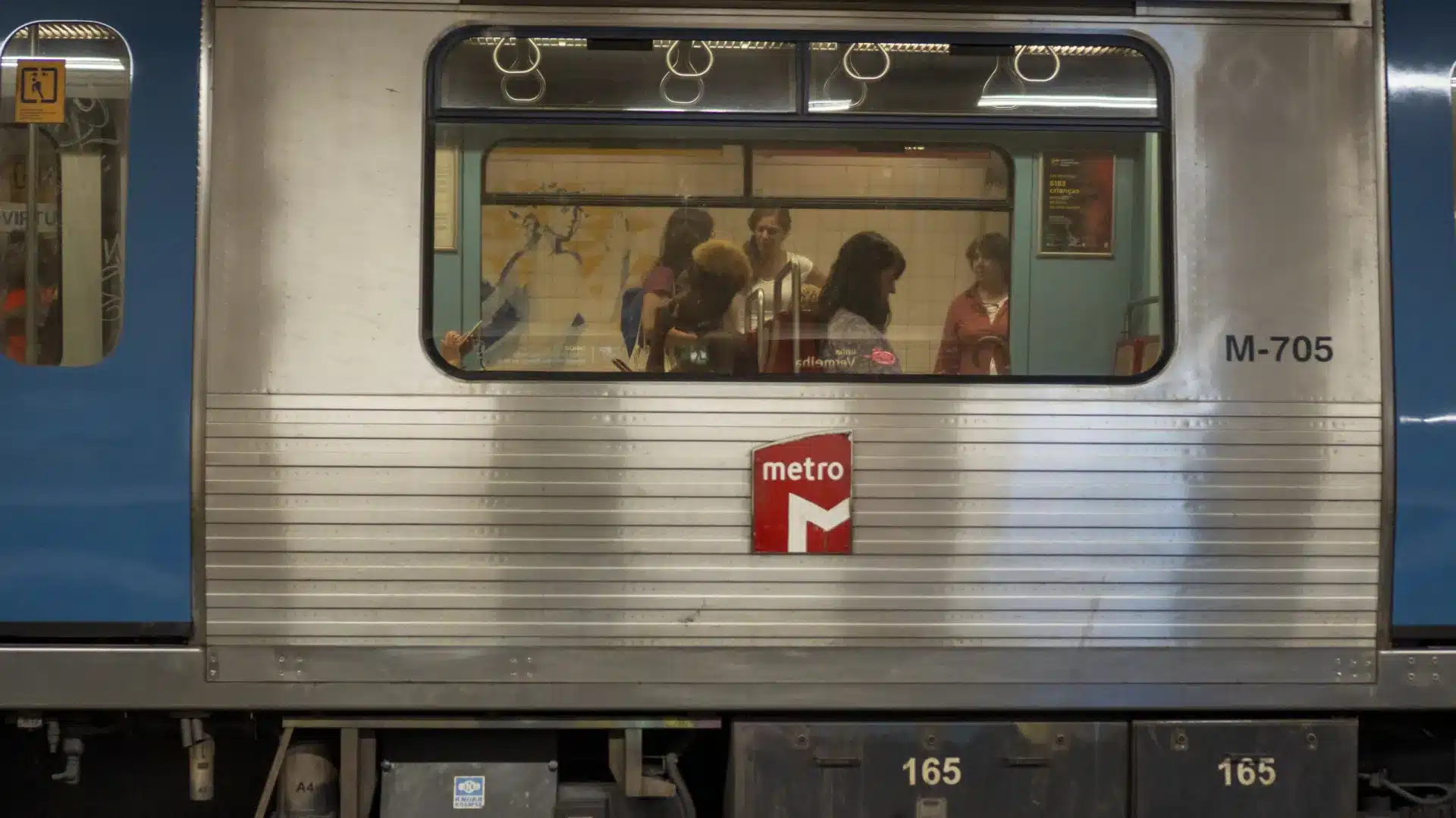 Les travailleurs du métro organisent une assemblée pour décider s'ils maintiennent les grèves.