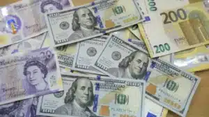 L'euro dépasse 1,18 dollar et atteint des sommets de quatre ans.
