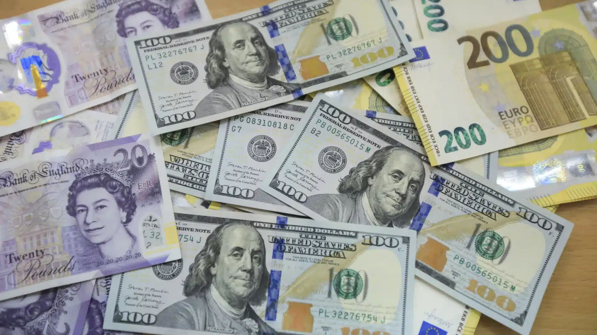 L'euro dépasse 1,18 dollar et atteint des sommets de quatre ans.