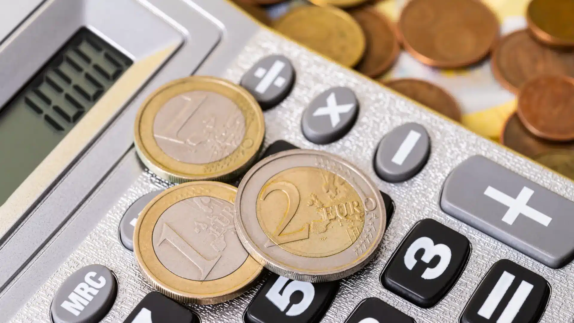 L'euro reprend sa baisse et redescend sous 1,18 dollar.