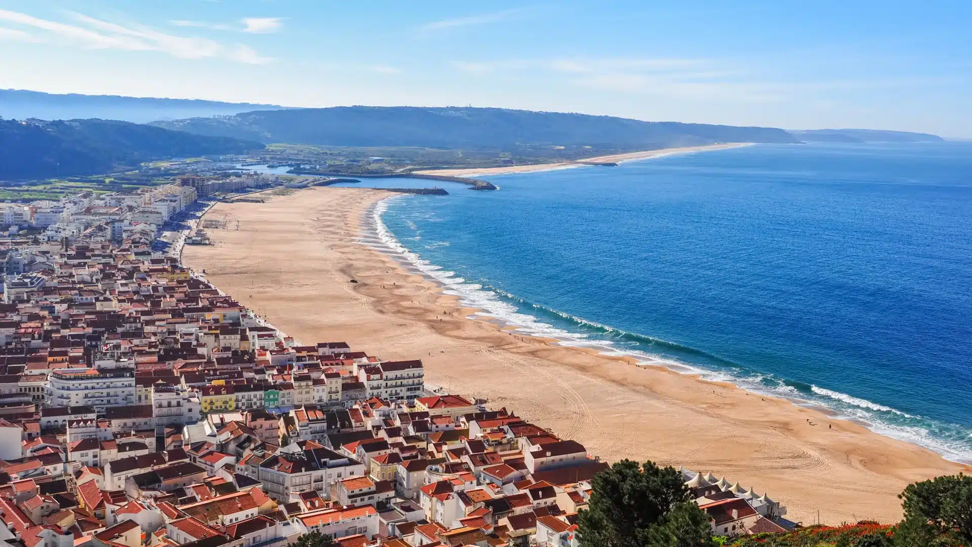 Levée de l'interdiction de baignade à la plage de Nazaré.