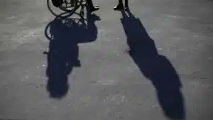 Livre avertit du fossé entre le pouvoir local et les personnes handicapées.