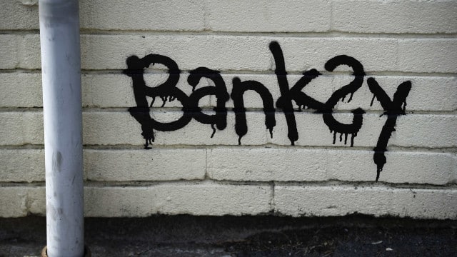 Londres. Juge attaque manifestant sur une œuvre de Banksy au Palais de Justice.