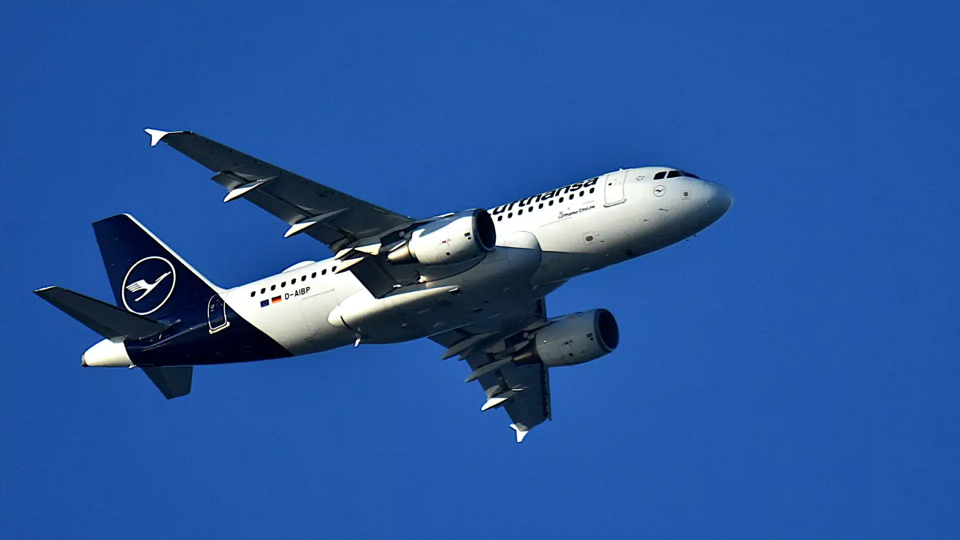 Lufthansa annonce la suppression de 4 000 postes de travail d'ici 2030.