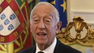 Marcelo achète un livre sur une possible victoire russe dans la guerre en Ukraine.