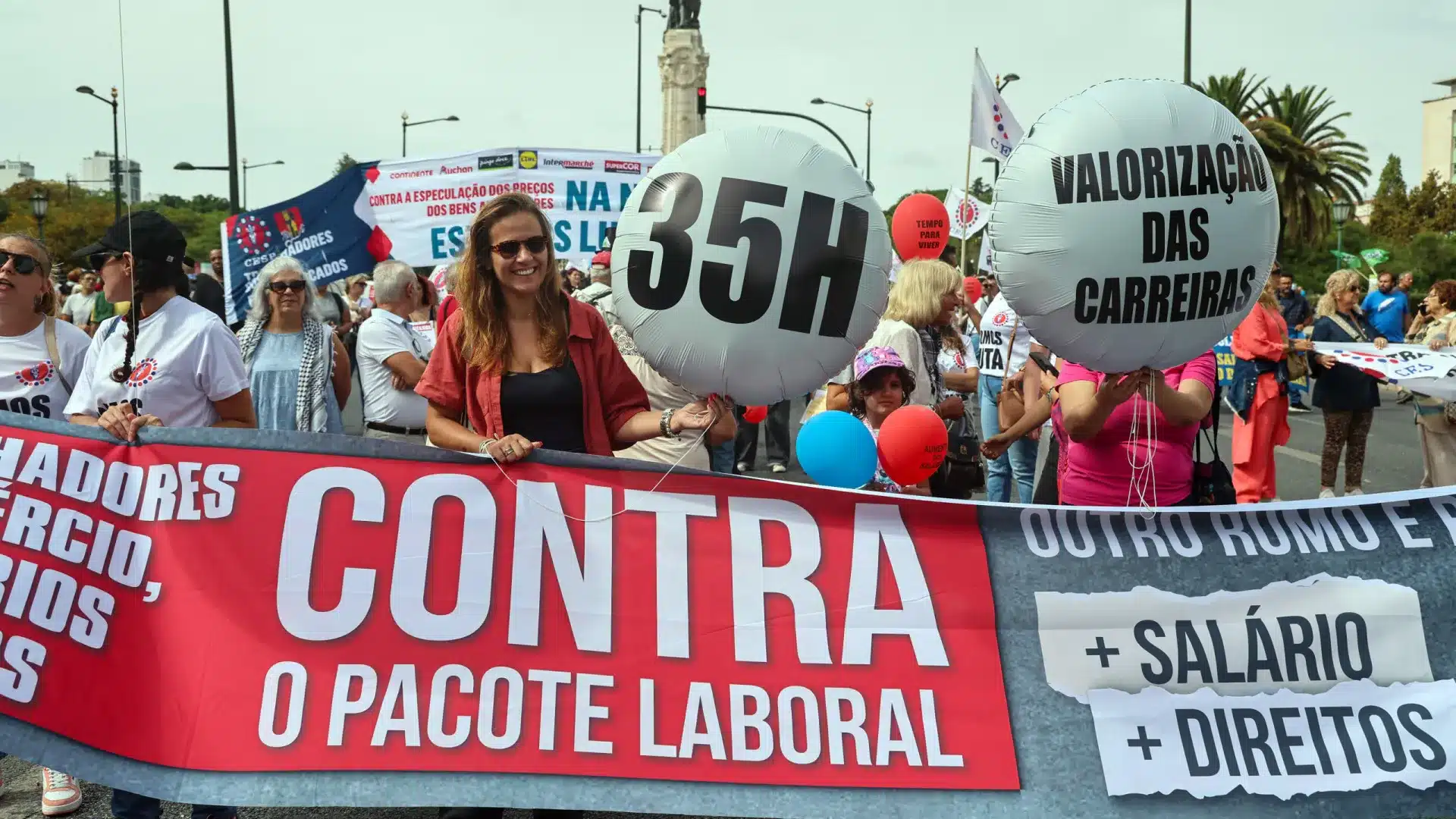 « Non au paquet de travail ». Des milliers de personnes manifestent à Lisbonne ce samedi.
