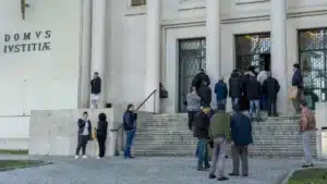 Onze personnes arrêtées pour trafic soumises à des présentations périodiques aux autorités.