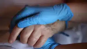 Plus de 40 associations demandent des mesures pour améliorer les soins palliatifs.