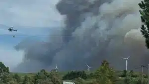 Plus de 500 pompiers et 20 moyens aériens combattent deux incendies à Viseu.