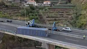 Route traversant Madère fermée en raison de la chute d'un conteneur.