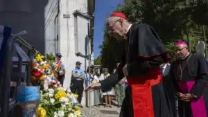 Secrétaire d'État du Vatican près de la Calçada da Glória en prières