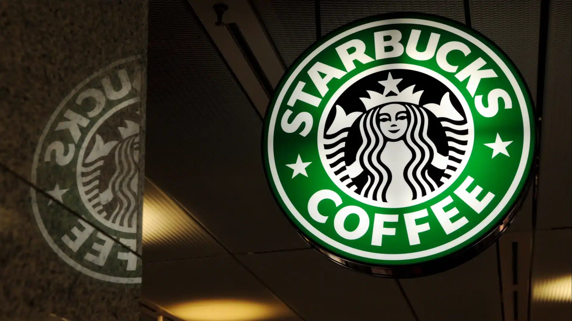 Starbucks licencie 900 employés aux États-Unis et au Canada.