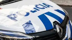 Suspect en fuite après un homicide avec une arme blanche à Cartaxo.