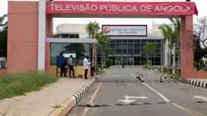 Télévision d'État angolaise avec capital propre négatif et pertes.