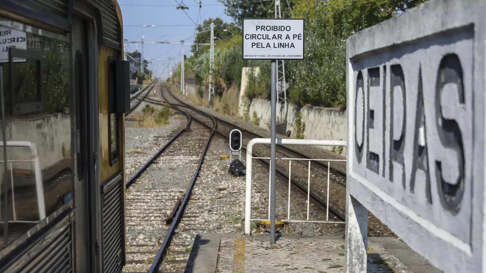 Trains suspendus entre Oeiras et Cascais en raison d'un problème de caténaire.