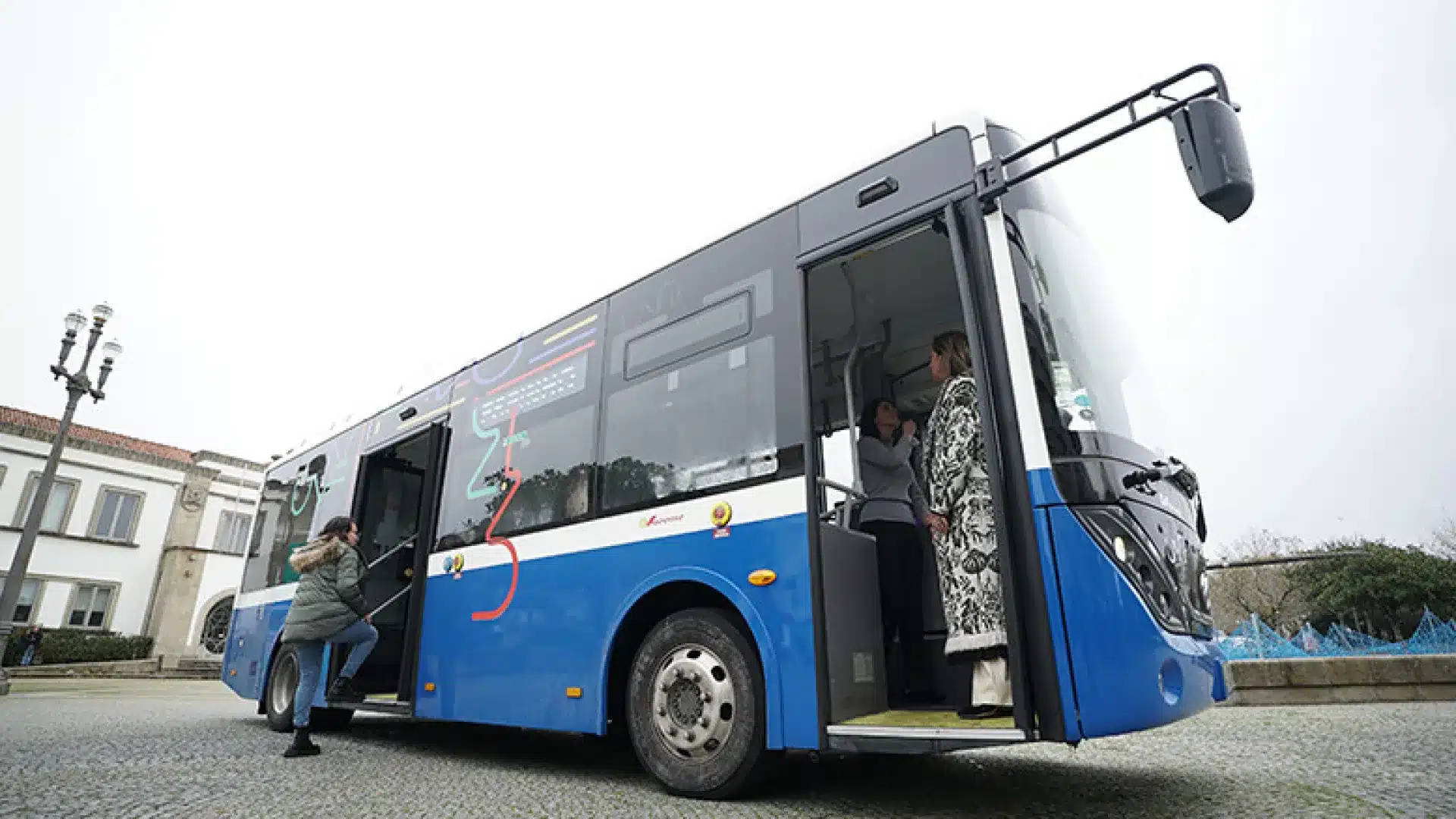 Transports de Porto commence à installer des codes QR avec les horaires de Unir.