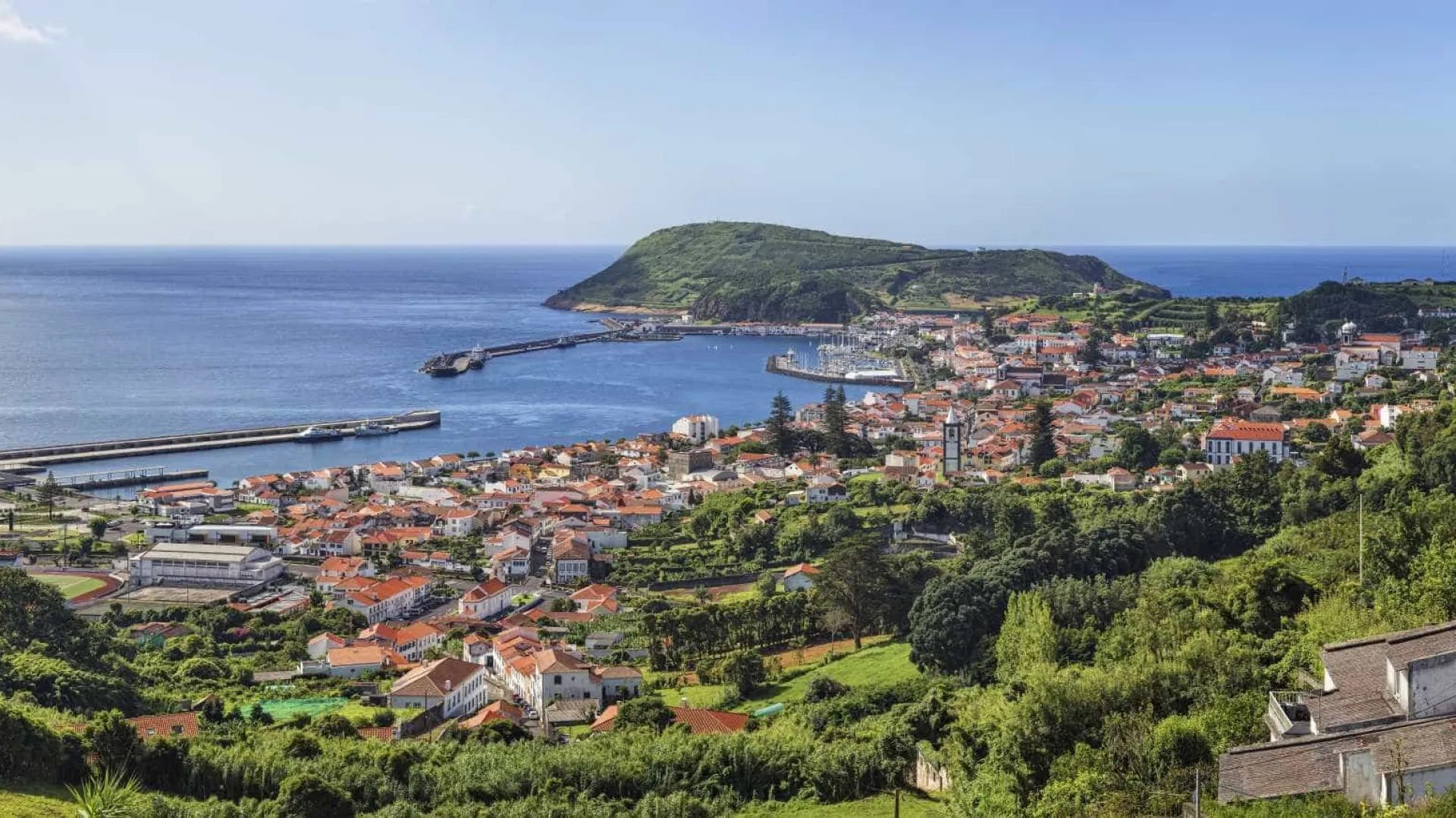 Trois personnes évacuées d'une maison en raison de la chute d'un arbre sur l'île de Faial.
