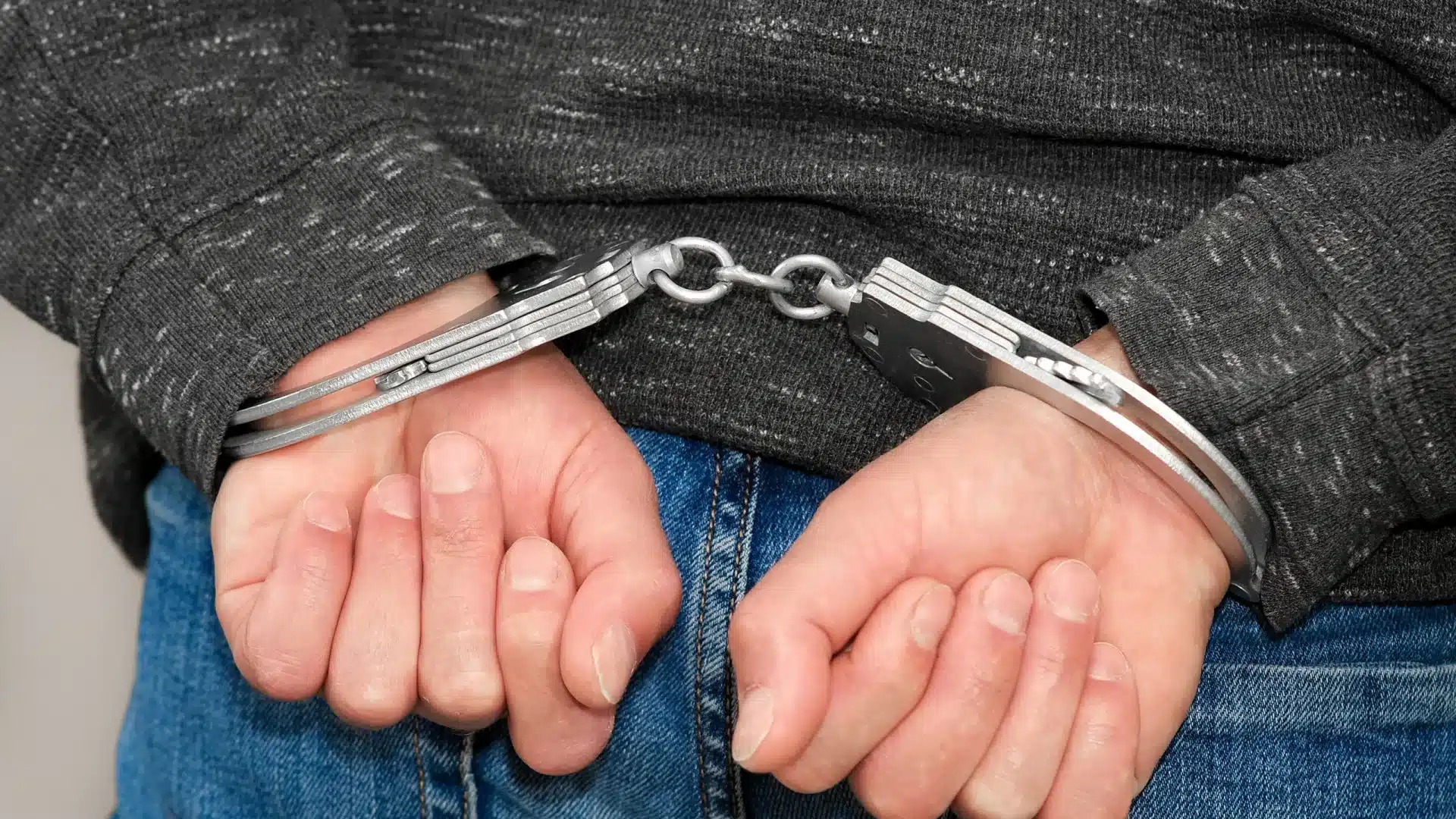 Un ancien détenu s'est fait passer pour une femme, a trompé un sexagénaire et l'a enlevé.