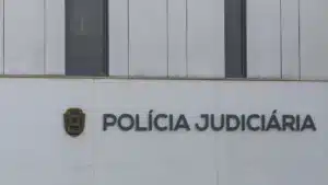 Un citoyen étranger arrêté pour avoir violé un colocataire à Algés.