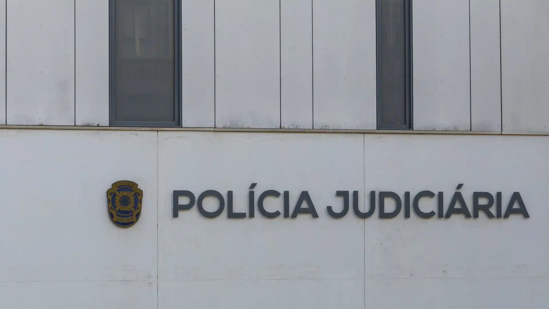 Un citoyen étranger arrêté pour avoir violé un colocataire à Algés.