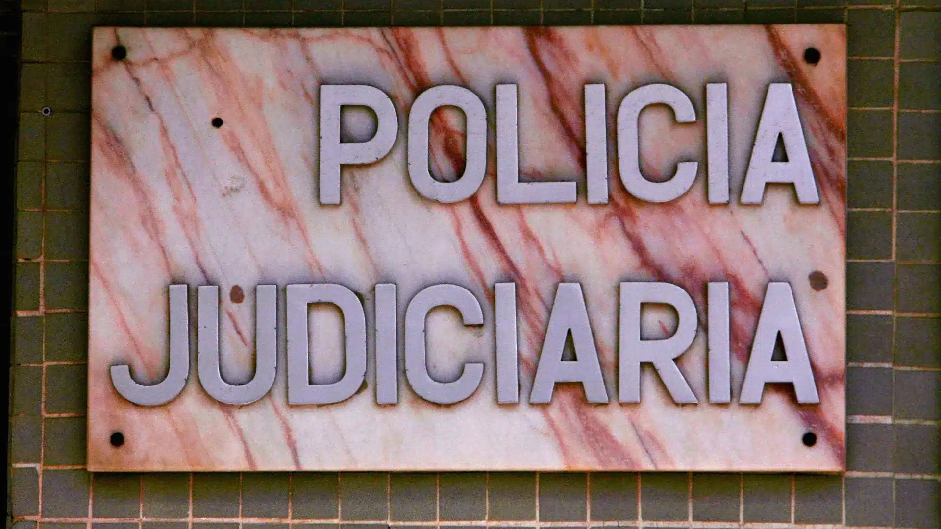 Un couple arrêté après avoir ligoté et menacé un homme lors d'un cambriolage à domicile à Feira.