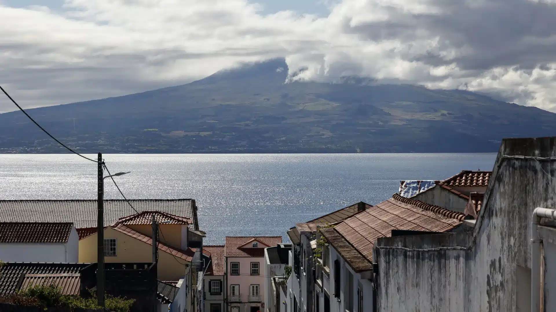 Un cyclone ferme les écoles et les services publics sur 7 îles des Açores pendant 24 heures.