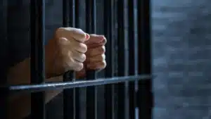 Un Français condamné à 19 ans pour avoir abusé de sa fille de 2 ans vivait à Almada.