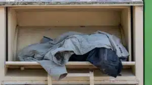 Un homme meurt après être resté coincé dans un conteneur de vêtements usagés à Cascais.