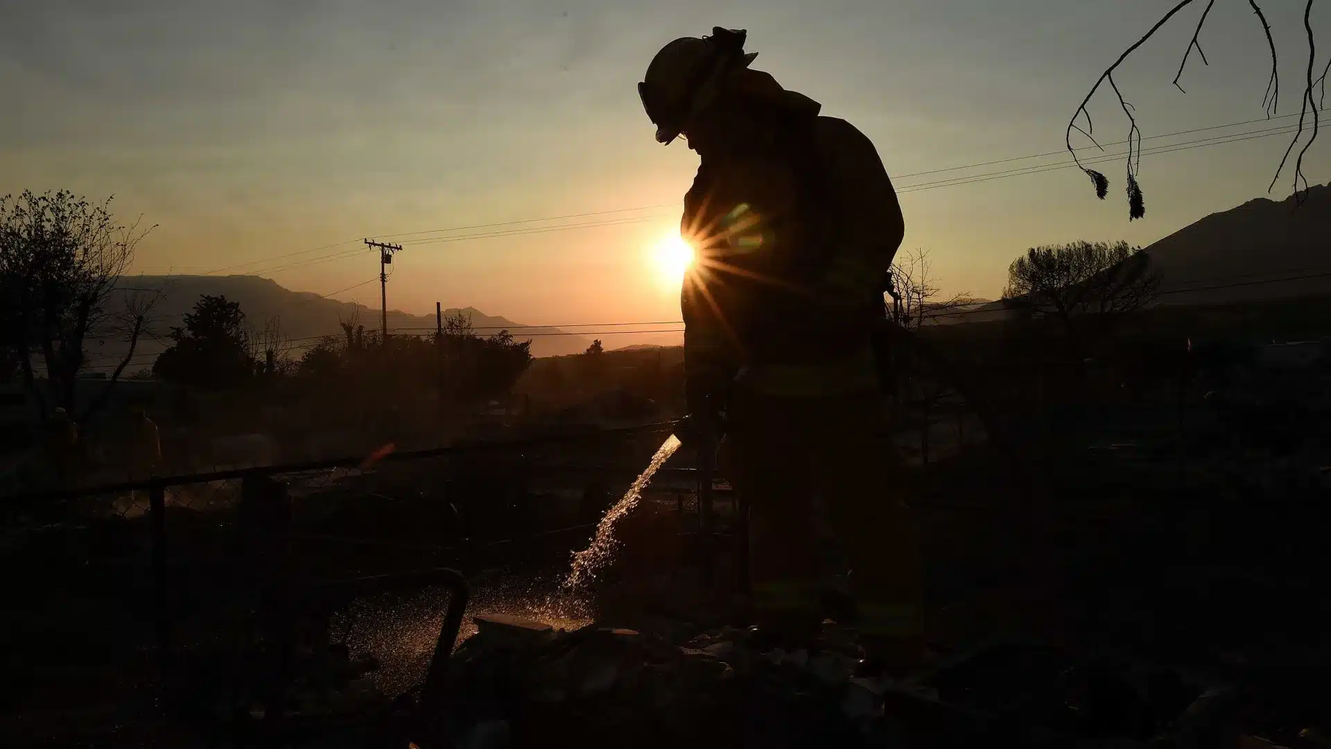 Un incendie à Aljezur progresse et oblige à couper le trafic sur les routes 268 et 120.