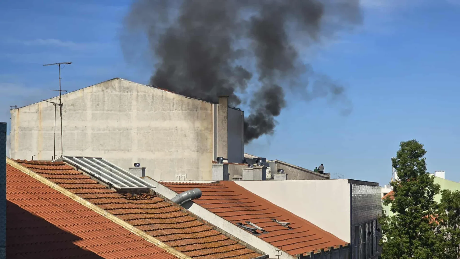 Un incendie s'est déclaré à l'Académie Almadense et a atteint la salle de spectacles.