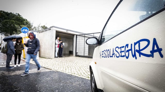 Un jeune pris avec un taser dans une école de Marinha Grande. Il l'a acheté sur Vinted.