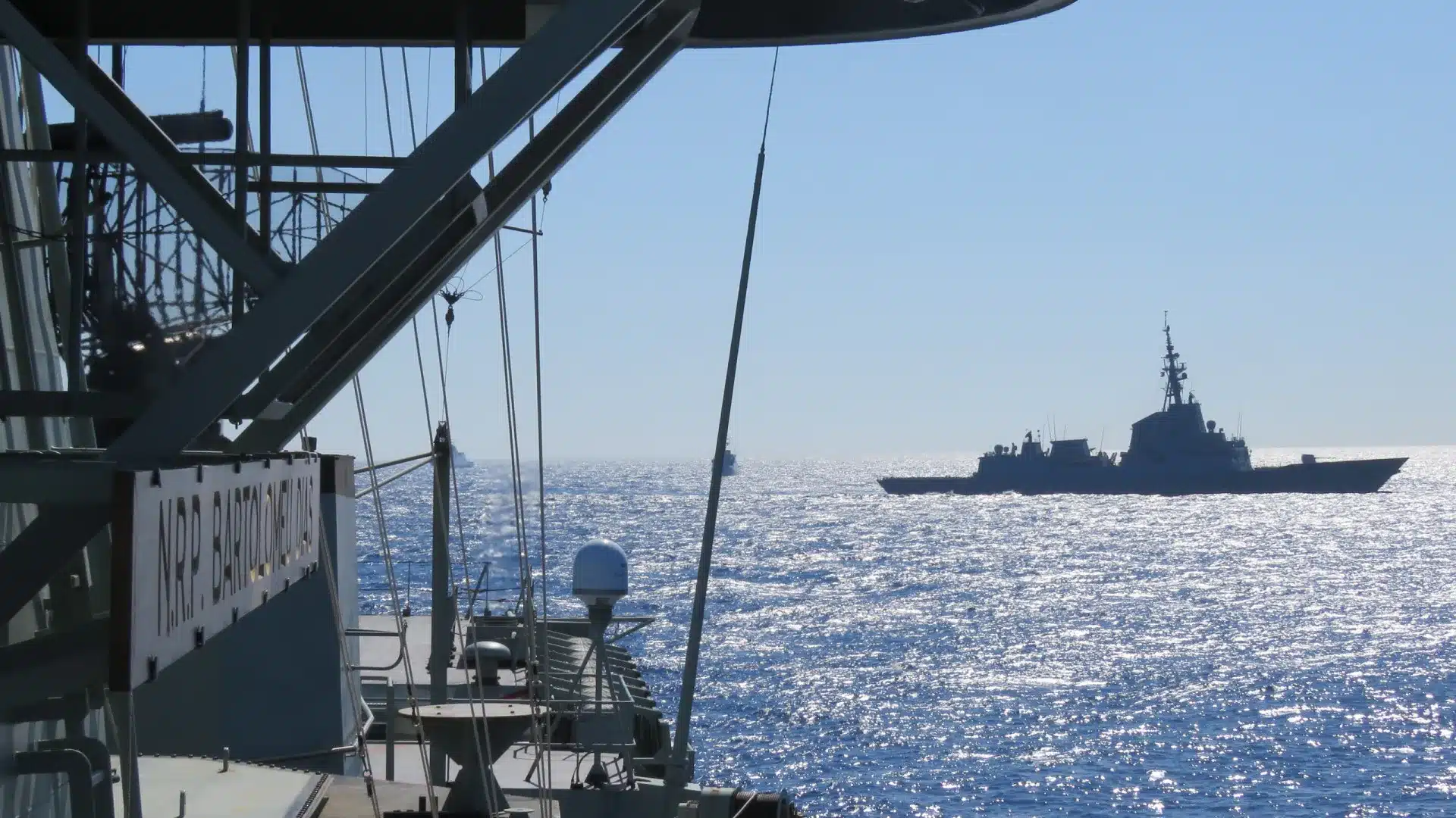 Un jeune sous-lieutenant de la Marine meurt dans un accident de la route. Marcelo déplore.