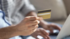 Un résident en Irlande accusé d'utiliser des comptes pour blanchir l'argent de crimes