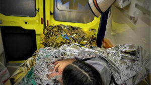 Une femme accouche dans le hall d'entrée d'un immeuble au centre de Coimbra.