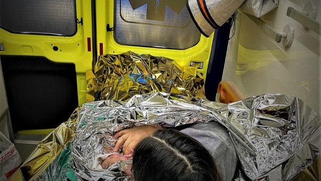 Une femme accouche dans le hall d'entrée d'un immeuble au centre de Coimbra.