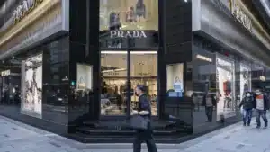 Versace va vraiment être achetée par Prada. La Commission européenne a donné son accord.