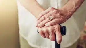 Violait sa grand-mère de manière "psychologique et financière". Était récidiviste.