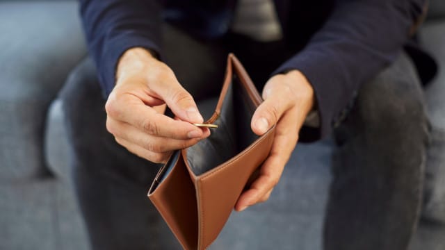 Voici ce que vous devez faire si vous trouvez un billet ou une pièce de monnaie contrefaits dans votre portefeuille.