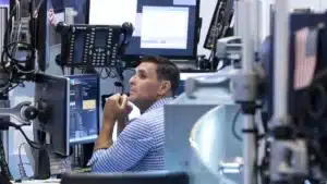 Wall Street clôture avec un triple record anticipant une baisse des taux d'intérêt de la Fed.