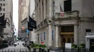 Wall Street clôture en baisse face à une contestation judiciaire des taux